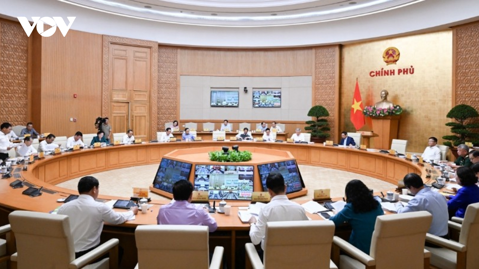 Government chief urges stronger efforts to achieve 8.3-8.5% growth in 2025
